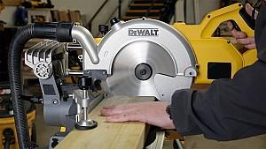 Fierastrau pentru taieri inclinate Dewalt DCS778T2