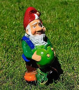 Decor pentru gradina Art Figure Pitic cu măr (mic) (5.022)