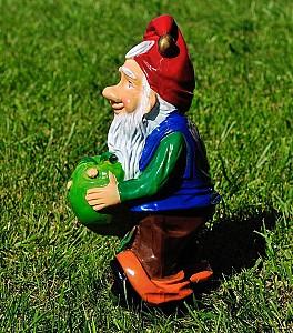 Decor pentru gradina Art Figure Pitic cu măr (mic) (5.022)