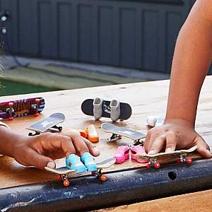 Set de jucarii Hot Wheels Fingerboard-uri Neon Skate Tony Hawk HGT46