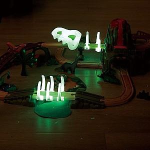  Hape Aventura Căii Ferate cu Dinozauri E3795