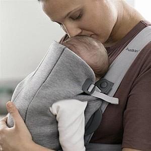 Marsupiu pentru bebelusi BabyBjorn Mini Light Grey 3D Jersey