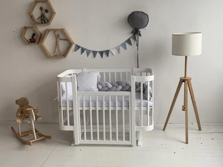 Patut copii Kuzea Miya White pe balansoar