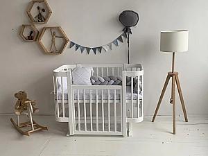 Patut copii Kuzea Miya White pe balansoar