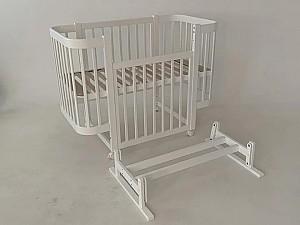 Patut copii Kuzea Miya White pe balansoar