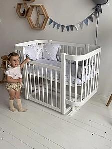 Patut copii Kuzea Miya White pe balansoar