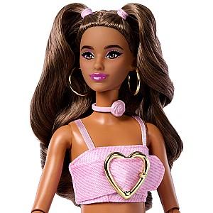 Papusa BARBIE Fashionistă în top roz din denim și blugi evazați