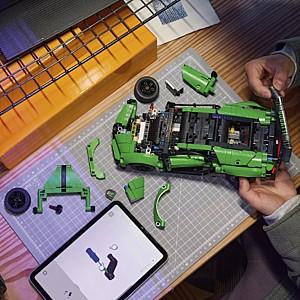 Constructor LEGO Technic Hipermașina verde Bugatti Chiron Pur Sport