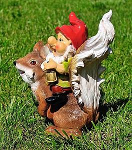 Decor pentru gradina Art Figure Pitic pe veveriță (5.655)