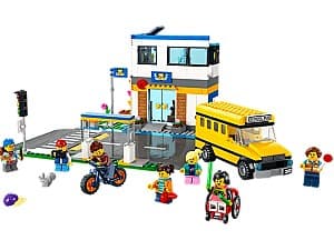 Constructor LEGO 60329 Zi De Scoala